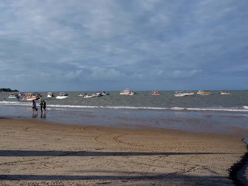 Barcos na praia de Maracajaú